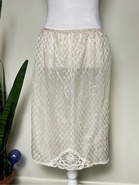 VTG 70s-80s Cream and lace Slip Skirt